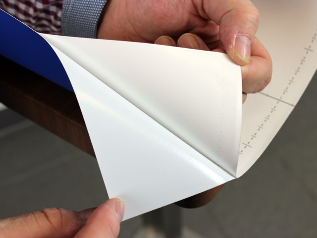 Trägerpapier von der Möbelfolie abziehen