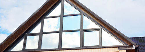 Schräge Fenster verdunkeln: Maßgeschneiderte Folien-Lösung
