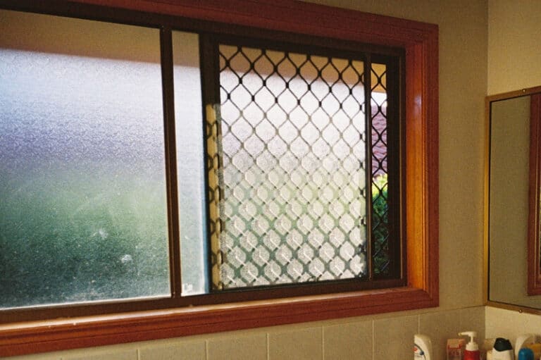 Fensterfolie auf einem Badezimmerfenster