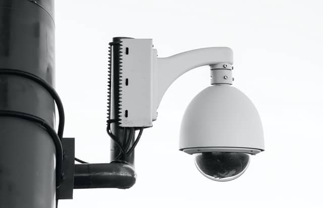 Eine Überwachungskamera hängt an einem Masten