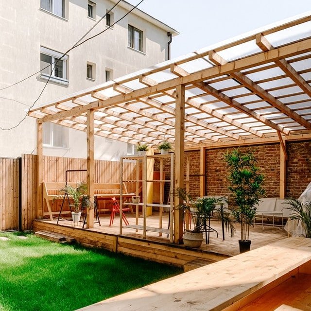 Eine Terrasse wurde mit Plexiglas bedeckt