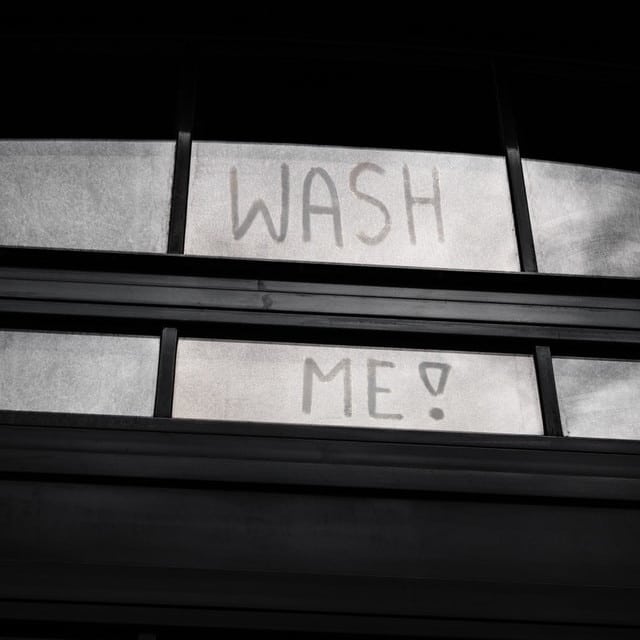 Ein dreckiges Fenster, auf welches jemand "Wash Me!" geschrieben steht