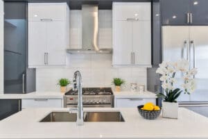 Eine Küchenzeile mit weiß und grau glänzenden Fronten