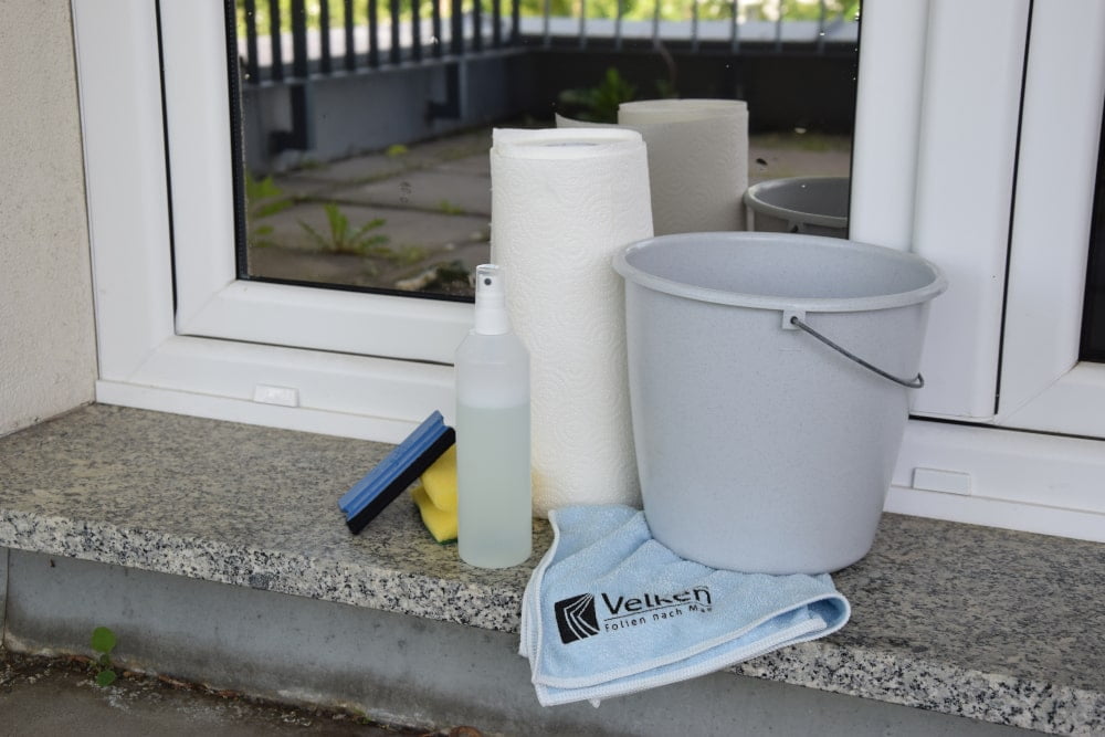 Fensterputzer mit einem rakel zum waschen eines fensters