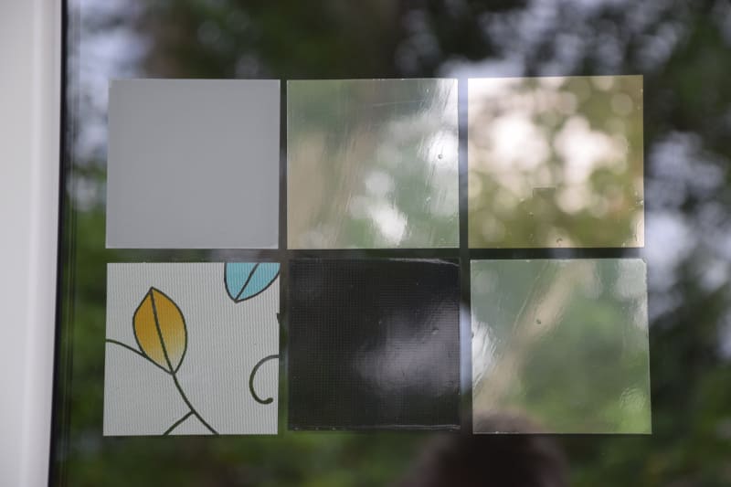 Sechs kleine Beispiele für Fensterschutzfolien kleben an einem Fenster