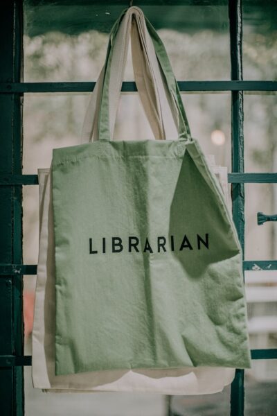 Ein mintfarbener Stoffbeutel mit der Aufschrift "Librarian"