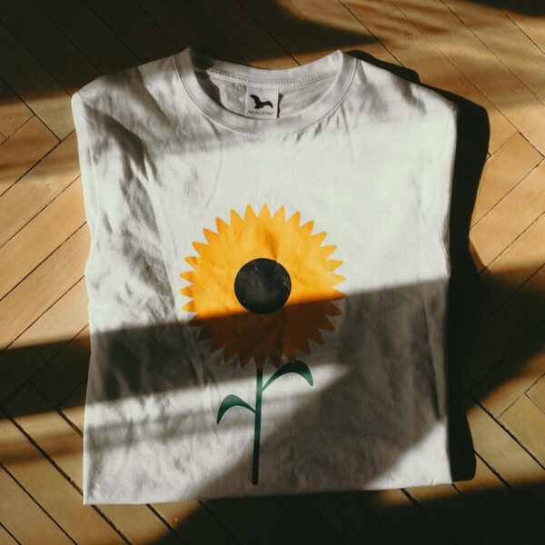 Ein T-Shirt mit einer Sonnenblume aufgedruckt