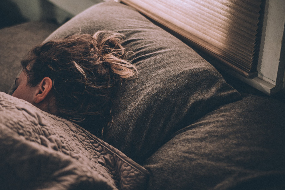 Eine Frau liegt in einem Bett und schläft