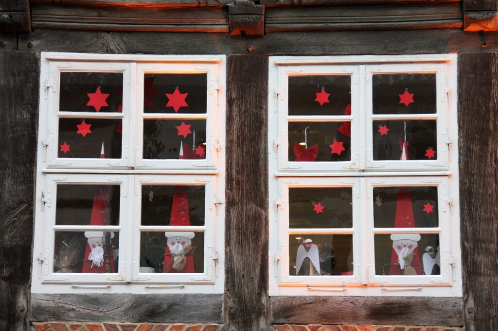 Ein Fenster wurde zu Weihnachten mit roten Sternen und festlichen Figuren dekoriert
