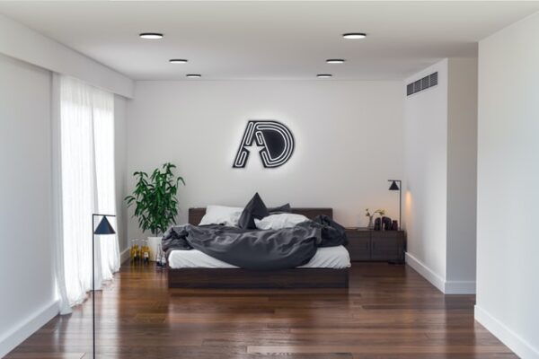 Schaffen Sie eine angenehme Ruhezone! Ein Schlafzimmer im minimalistischen Stil. Neben dem Bett stehen Glasflaschen