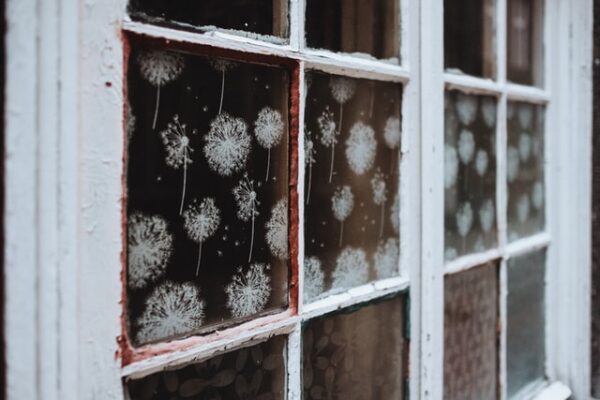 Ob im Kinderzimmer, Bad oder der Stube: Fensterdekorationen sind überall willkommen! Weiße Pusteblumen-Aufkleber kleben an einer Scheibe