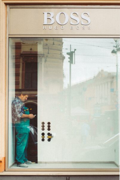 Ein Handwerker steht neben einem leeren Schaufenster
