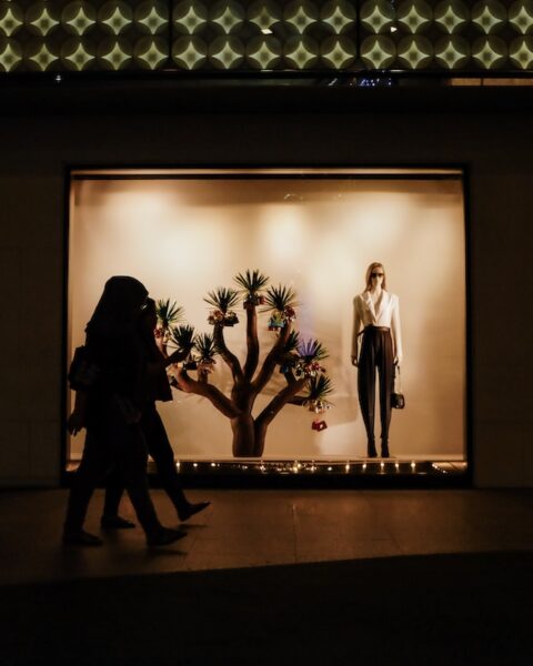 Ein hell beleuchtetes Schaufenster in der Nacht