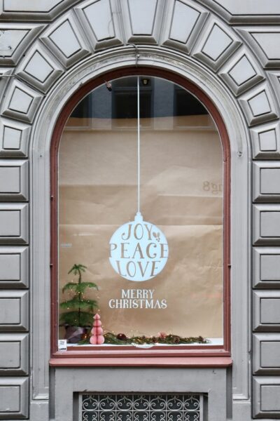 Ein Schaufenster wurde weihnachtlich dekoriert
