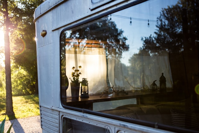 Eine Nahaufnahme eines Wohnmobil-Fensters