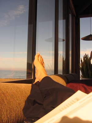 relaxen hinter einer großen Glasfront mit Sonnenschutzfolie