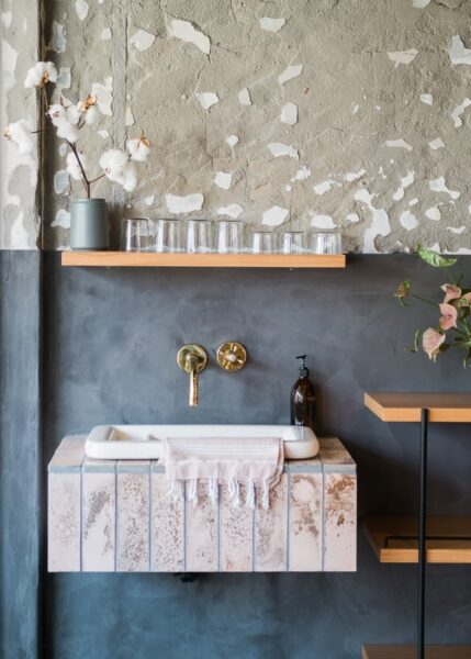 Romantisch wirds mit dem Shabby Chic Ein Waschbecken im rustikalen Stil, an der Wand dahinter ist der Putz abgebröckelt
