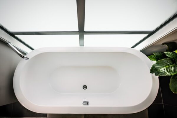 Am besten: Tageslicht im Bad Eine Badewanne steht vor einem Fenster mit Milchglasfolie