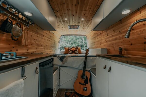 Das Innere eines Wohnwagens ist mit Holz ausgekleidet