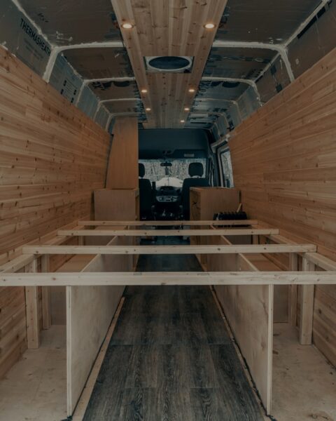 Natürliche Optik – mit Folien in Holzoptik Das Innere eines Wohnmobils wird ausgebaut
