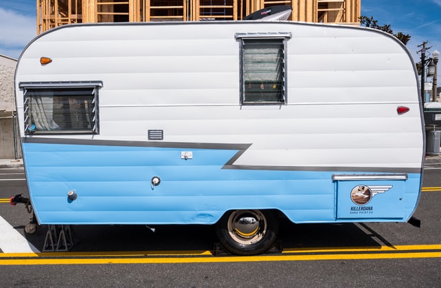 Ein Wohnwagen mit blauem Zickzack-Muster