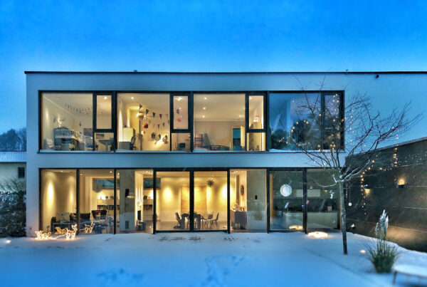 Mit Isolierfolien wird das Haus gedämmt Ein modernes, kubisches Haus mit großen Fenstern