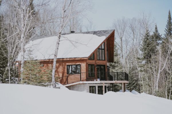 Ein Haus steht in Mitten von Schnee