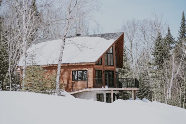 Eine gute Dämmung sorgt für ausgeglichene Temperaturen Ein Haus steht in Mitten von Schnee