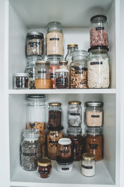 Bei den vielen Inspirationen kann das Upcyceln doch schon bald losgehen! Einweckgläser mit Zutaten in einem Schrank mit zwei Fächern