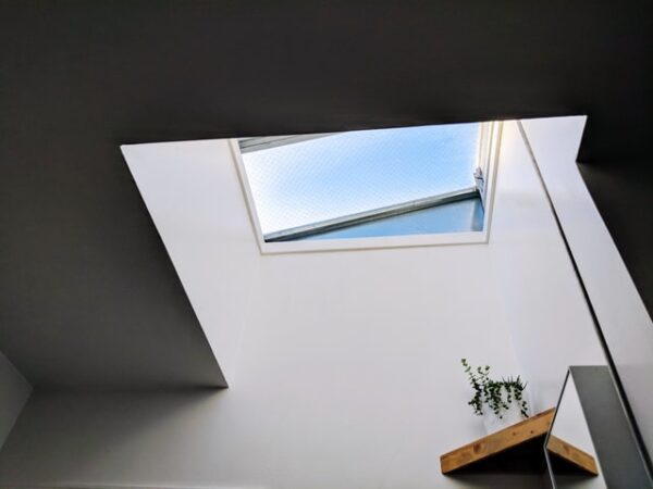 Folien: Sonnenschutz für Dachfenster mit wenigen Handgriffen Ein Dachfenster hoch in der Decke