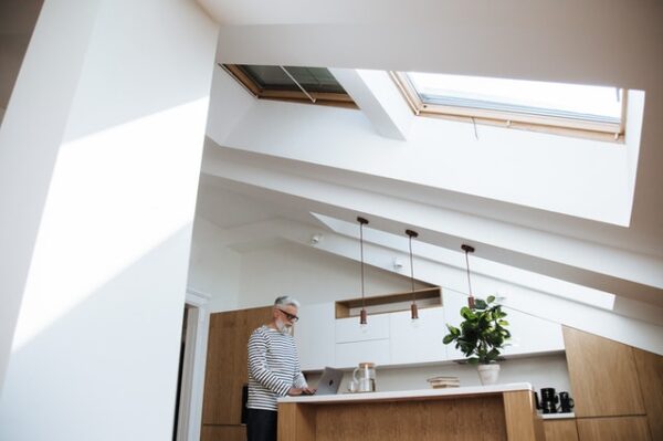 Sonnenschutz für Dachfenster kann unterschiedlich aussehen Ein Dachfenster mit einer Küche darunter