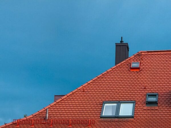 Dachfenster können innen oder außen geschützt werden Ein Dach mit einigen Fenstern
