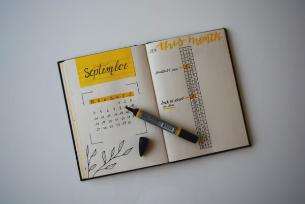 Zeiten, Termine und Fristen notieren Sie am besten gut sichtbar Ein offener Kalender, in dem verschiedene Termine eingetragen sind