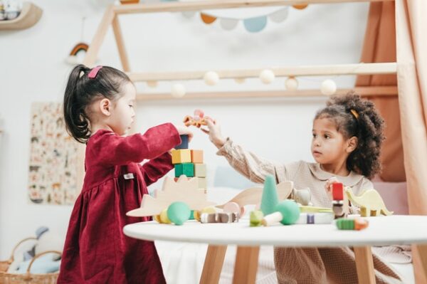 An manche Dinge sollten die Kleinen nicht rankommen Zwei Kinder spielen mit Bauklötzern
