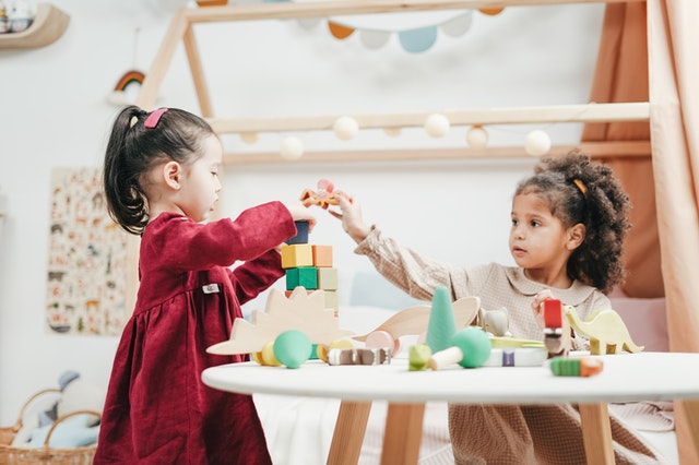 Zwei Kinder spielen mit Bauklötzern