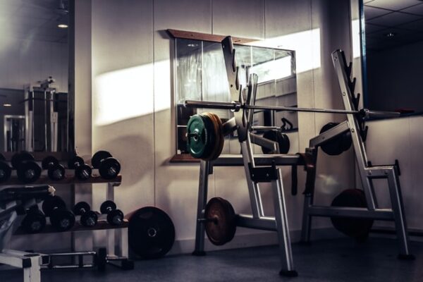 Die richtige Beleuchtung ist wichtig, um alles einsehen zu können Sonnenschein in einem Fitnessraum