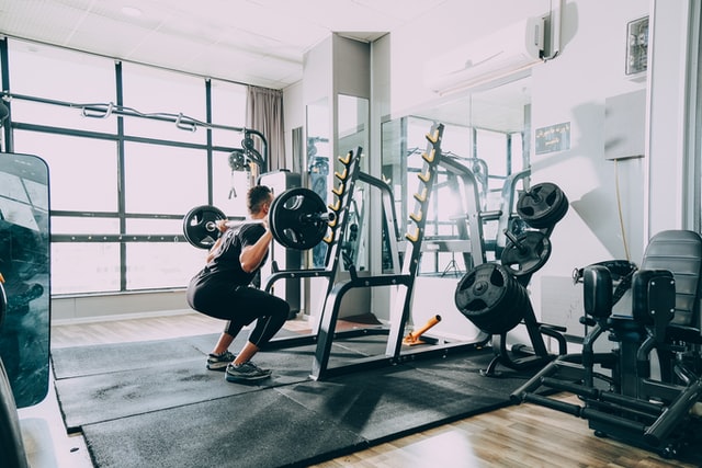 Ein Mann stemmt Gewichte in einem Fitnessraum