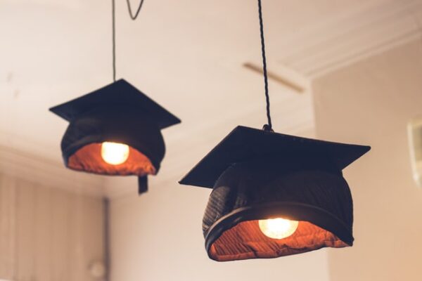 Hauchen Sie alten Dingen neues Leben ein Zwei Lampen, die aus alten Absolventenkappen gebastelt wurden, hängen von der Decke