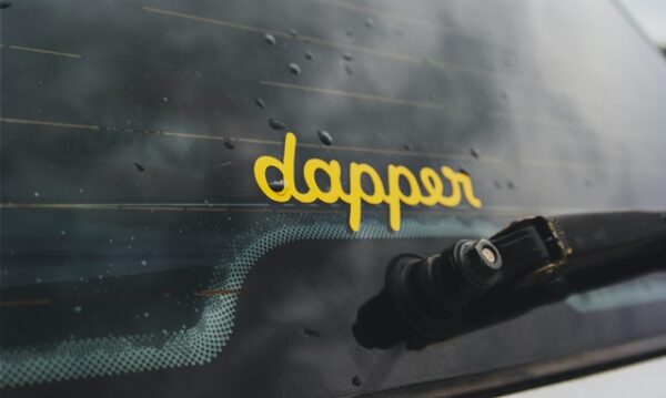 Erstellen Sie jetzt Sticker mit Vinylfolie Nahaufnahme einer Heckscheibe. Zu sehen sind der Scheibenwischer und ein Aufkleber aus Vinylfolie mit der Aufschrift "dapper"