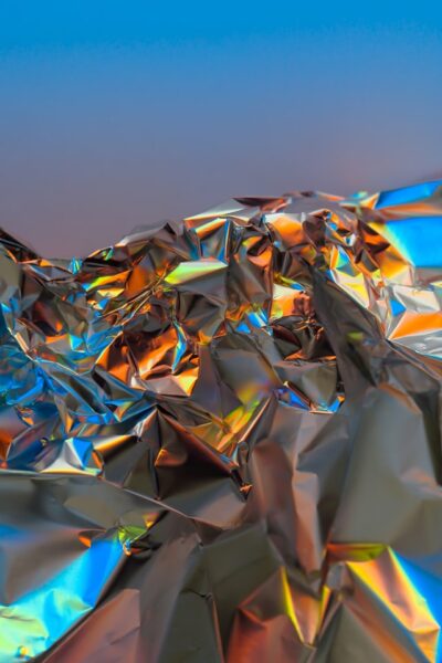 Mit Metall-Effektfolie wunderschöne Sterne falten Etwas zerknitterte Metall-Effektfolie in bunten Farben