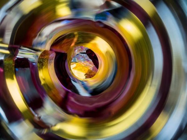 bunte Lichteffekte mit Spiralen aus Folie Nahaufnahme einer Spirale aus bunter Folie