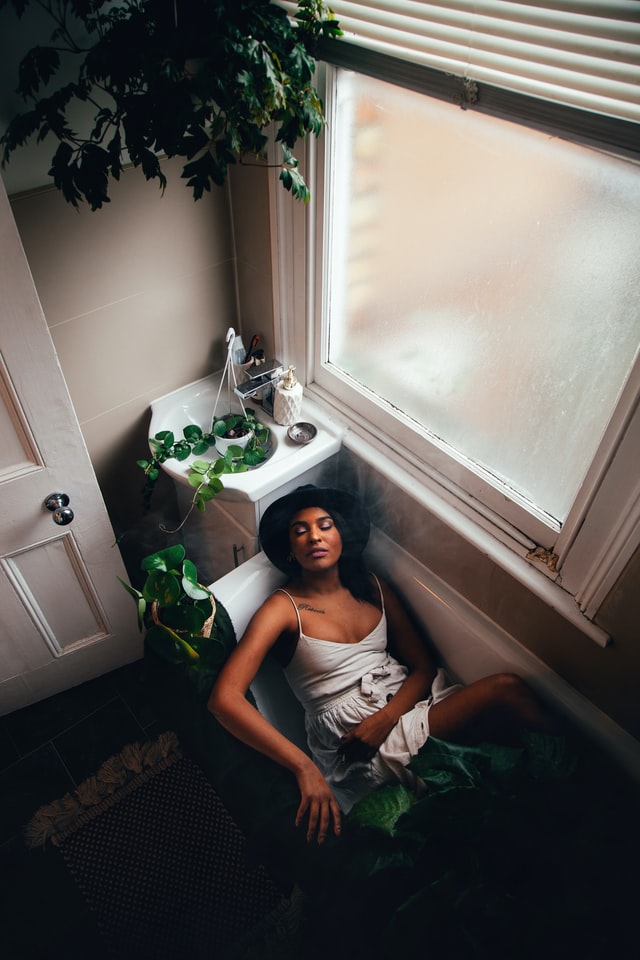 Eine Frau liegt in einer Badewanne