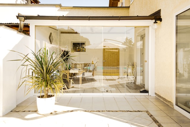 Eine Glasfront im Eingangsbereich gibt den Blick auf den Innenraum einer Wohnung frei