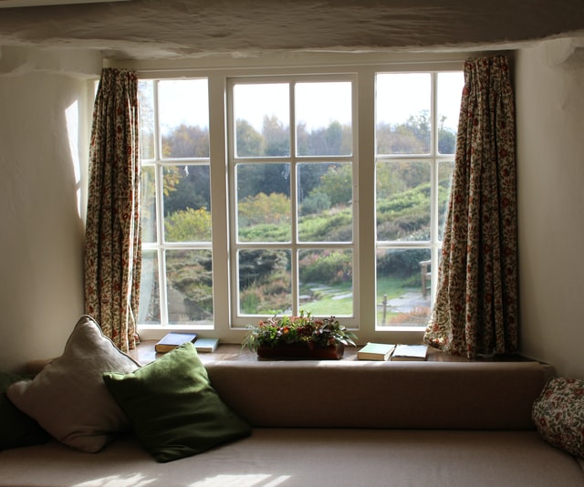 Ein Fenster mit Vorhängen