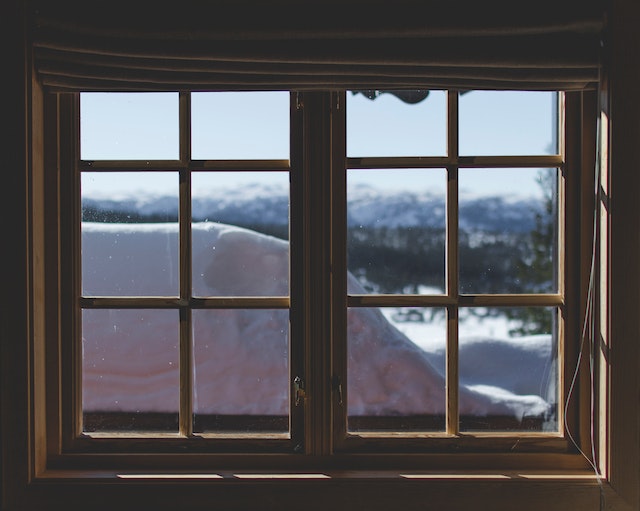 Ein doppeltes Fenster mit Sprossen und Holzrahmen