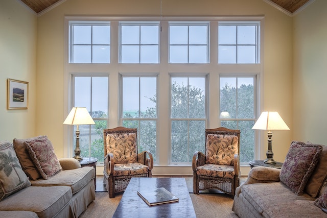 Ein gemütlich eingerichtetes Wohnzimmer mit zwei Sofas, Sesseln, Lampen und einer großen Fensterfront
