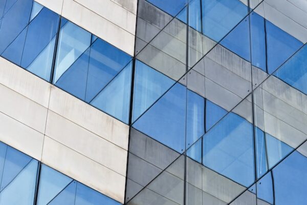 Graue und blaue Glasscheiben