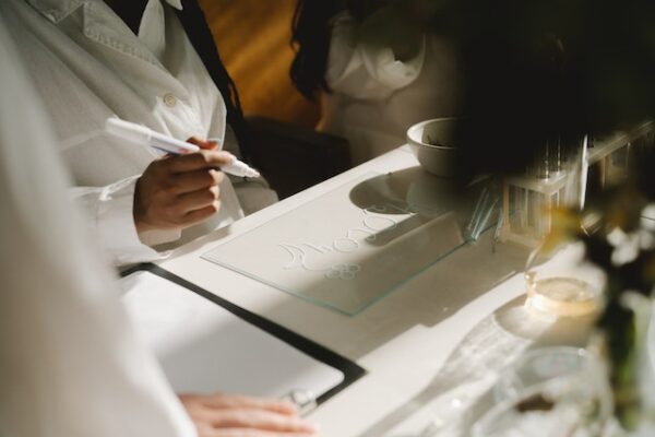 Basteln zu Ostern macht Groß und Klein Spaß. Person malt mit weißem Stift auf durchsichtiges Material