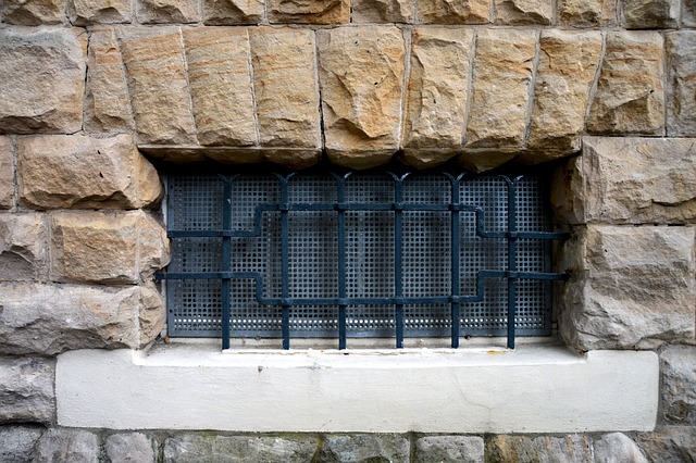 Ein Kellerfenster ist mit einem Gitter verstärkt worden