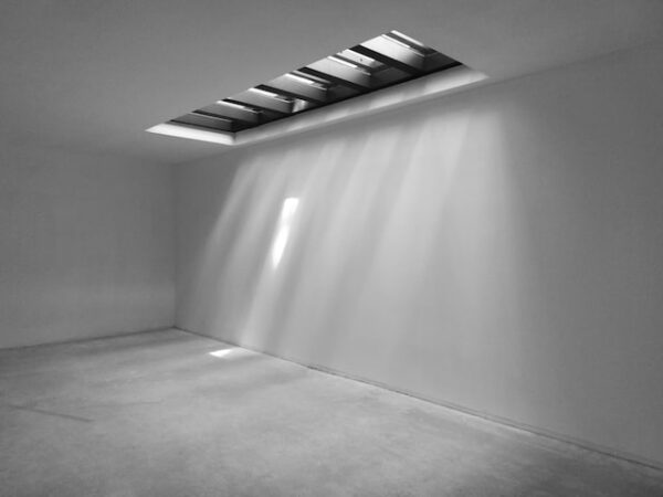 Der Einstieg über einen Lichtschacht ist beliebt unter Einbrechern Durch einen Lichtschacht fällt Licht in einen leeren Raum